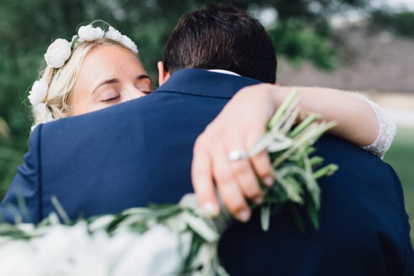 Un mariage champêtre en Camargue - Photo : Laurent Brouzet - La mariée aux pieds nus