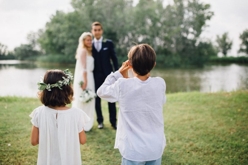 Un mariage champêtre en Camargue - Photo : Laurent Brouzet - La mariée aux pieds nus