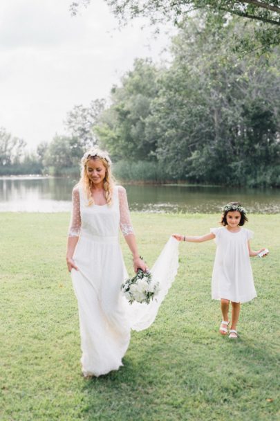 Un mariage champêtre en Camargue - Photo : Laurent Brouzet - La mariée aux pieds nus