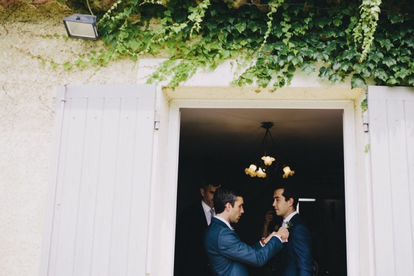 Un mariage champêtre en Camargue - Photo : Laurent Brouzet - La mariée aux pieds nus