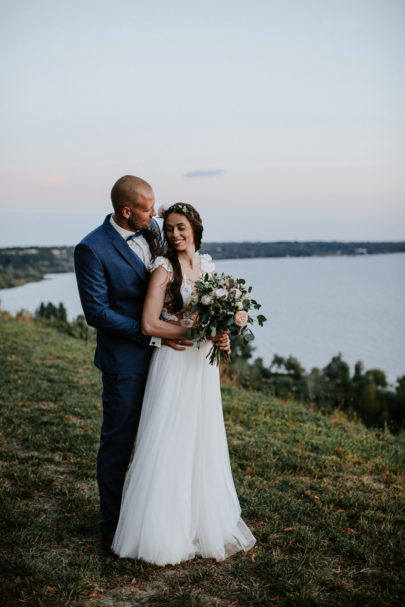 Un mariage champêtre et une cérémonie laique au bord d'un lac - A découvrir sur le blog mariage www.lamarieeauxpiedsnus.com - Photos : Pinewood Weddings