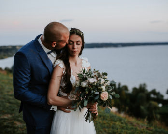 Un mariage champêtre et une cérémonie laique au bord d'un lac - A découvrir sur le blog mariage www.lamarieeauxpiedsnus.com - Photos : Pinewood Weddings