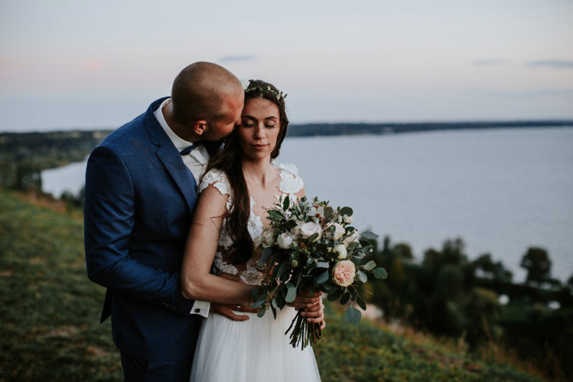 Un mariage champêtre et une cérémonie laique au bord d'un lac - A découvrir sur le blog mariage www.lamarieeauxpiedsnus.com - Photos : Pinewood Weddings