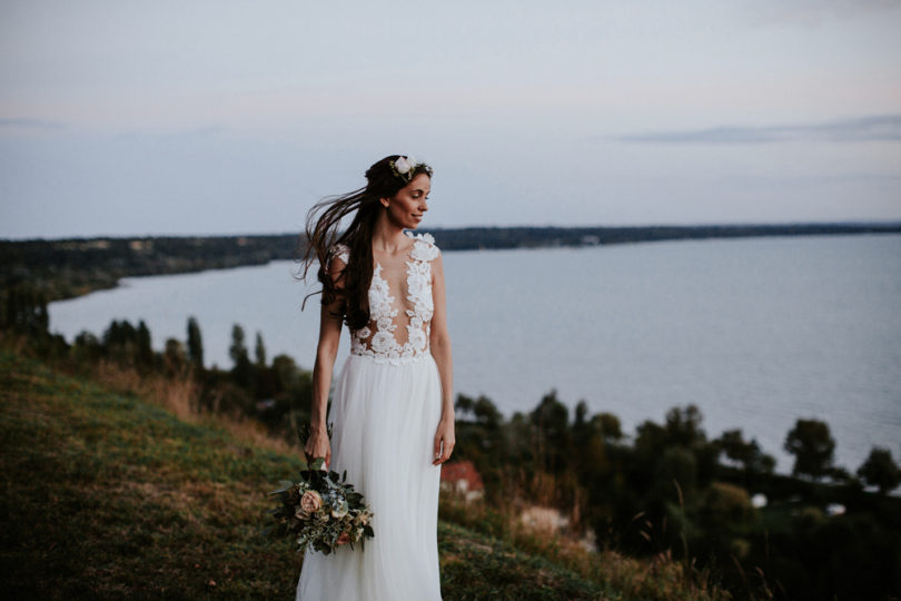 Un mariage champêtre et une cérémonie laique au bord d'un lac - A découvrir sur le blog mariage www.lamarieeauxpiedsnus.com - Photos : Pinewood Weddings