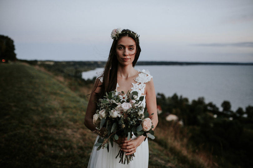 Un mariage champêtre et une cérémonie laique au bord d'un lac - A découvrir sur le blog mariage www.lamarieeauxpiedsnus.com - Photos : Pinewood Weddings