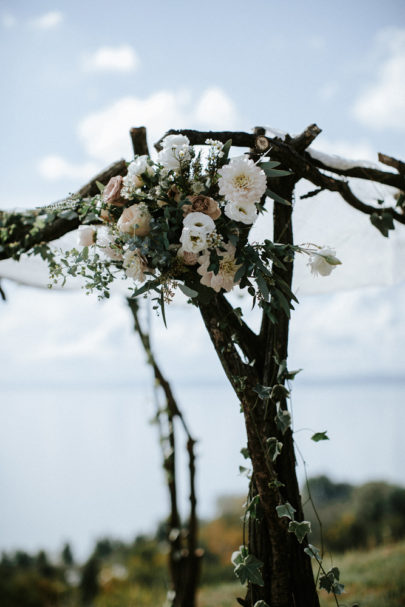 Un mariage champêtre et une cérémonie laique au bord d'un lac - A découvrir sur le blog mariage www.lamarieeauxpiedsnus.com - Photos : Pinewood Weddings