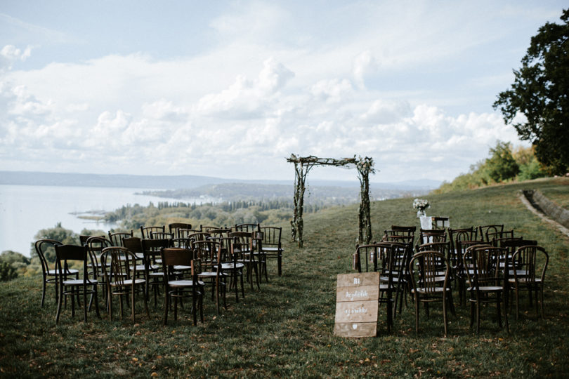 Un mariage champêtre et une cérémonie laique au bord d'un lac - A découvrir sur le blog mariage www.lamarieeauxpiedsnus.com - Photos : Pinewood Weddings