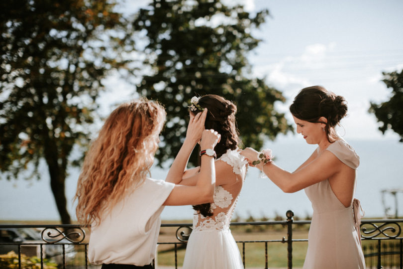 Un mariage champêtre et une cérémonie laique au bord d'un lac - A découvrir sur le blog mariage www.lamarieeauxpiedsnus.com - Photos : Pinewood Weddings