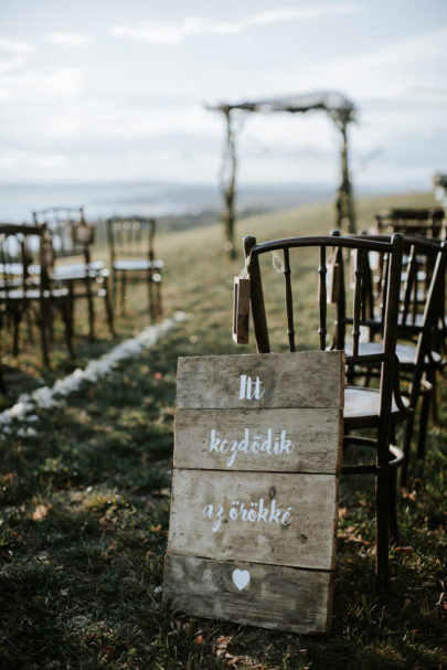 Un mariage champêtre et une cérémonie laique au bord d'un lac - A découvrir sur le blog mariage www.lamarieeauxpiedsnus.com - Photos : Pinewood Weddings