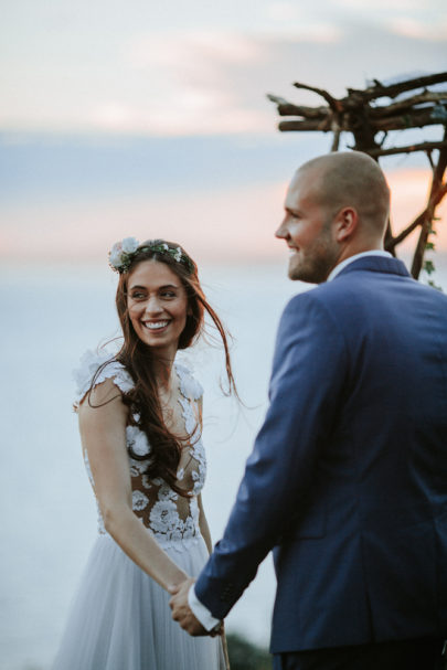 Un mariage champêtre et une cérémonie laique au bord d'un lac - A découvrir sur le blog mariage www.lamarieeauxpiedsnus.com - Photos : Pinewood Weddings