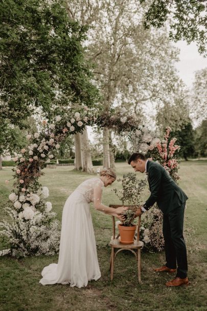 Un mariage champêtre au Château de Planchevienne en Bourgogne Franche-Comté - Photos : Clarisse et Johan - Blog mariage : La mariée aux pieds nus