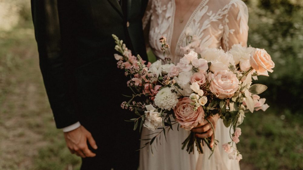Un mariage champêtre au Château de Planchevienne en Bourgogne Franche-Comté - Photos : Clarisse et Johan - Blog mariage : La mariée aux pieds nus