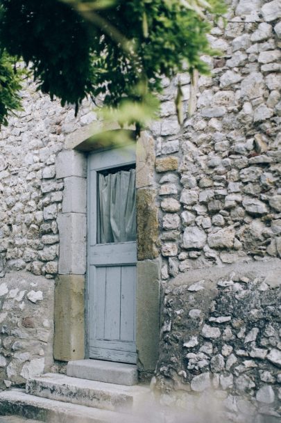 Un mariage champêtre au Comptoir Saint Hilaire dans le Gard - Décoration : Atelier Blanc - Photos : Ingrid Lepan - Blog mariage : La mariée aux pieds nus