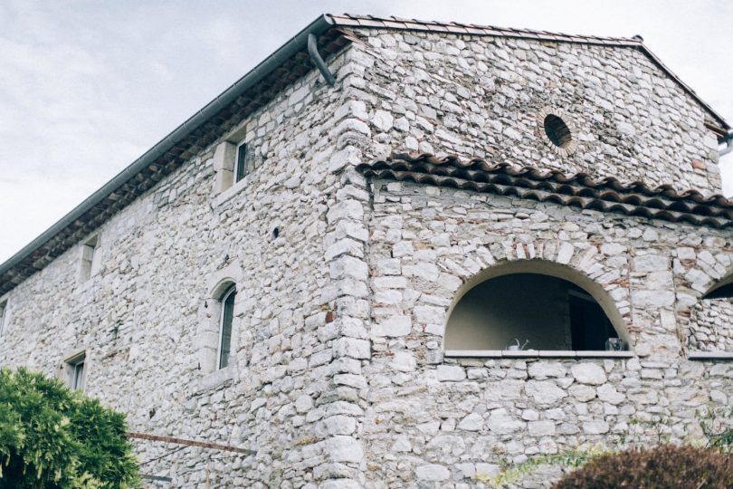 Un mariage champêtre au Comptoir Saint Hilaire dans le Gard - Décoration : Atelier Blanc - Photos : Ingrid Lepan - Blog mariage : La mariée aux pieds nus