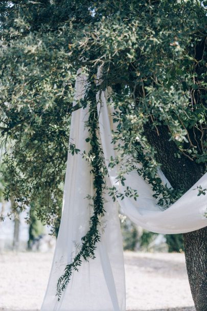 Un mariage champêtre au Comptoir Saint Hilaire dans le Gard - Décoration : Atelier Blanc - Photos : Ingrid Lepan - Blog mariage : La mariée aux pieds nus