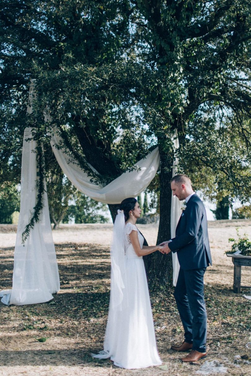 Un mariage champêtre au Comptoir Saint Hilaire dans le Gard - Décoration : Atelier Blanc - Photos : Ingrid Lepan - Blog mariage : La mariée aux pieds nus