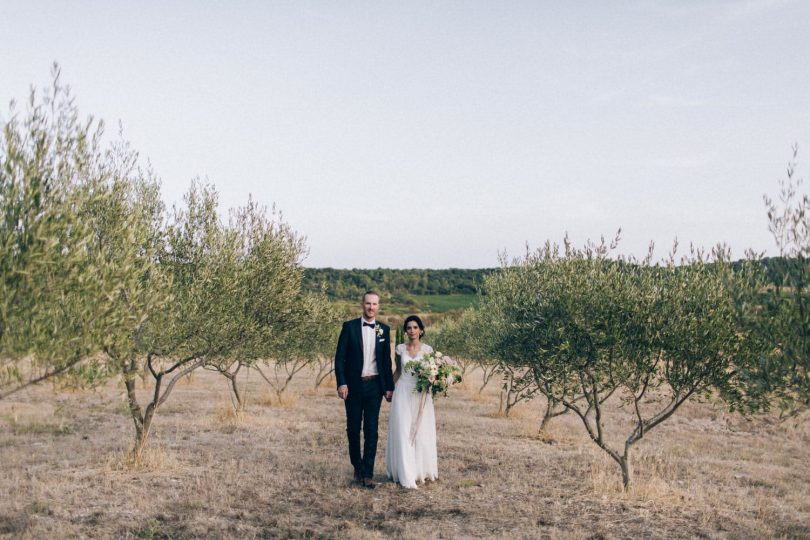 Un mariage champêtre au Comptoir Saint Hilaire dans le Gard - Décoration : Atelier Blanc - Photos : Ingrid Lepan - Blog mariage : La mariée aux pieds nus