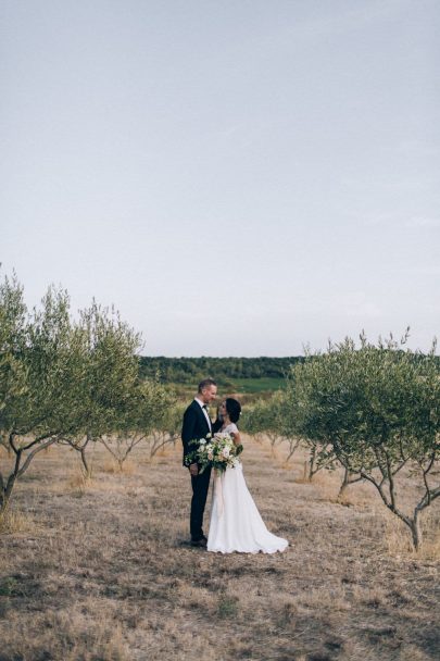 Un mariage champêtre au Comptoir Saint Hilaire dans le Gard - Décoration : Atelier Blanc - Photos : Ingrid Lepan - Blog mariage : La mariée aux pieds nus