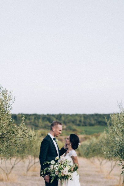 Un mariage champêtre au Comptoir Saint Hilaire dans le Gard - Décoration : Atelier Blanc - Photos : Ingrid Lepan - Blog mariage : La mariée aux pieds nus