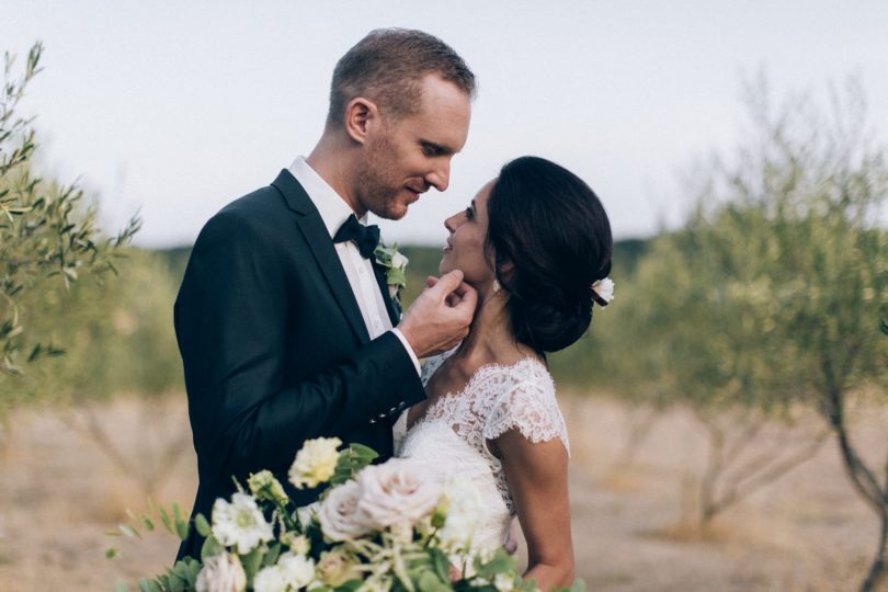 Un mariage champêtre au Comptoir Saint Hilaire dans le Gard - Décoration : Atelier Blanc - Photos : Ingrid Lepan - Blog mariage : La mariée aux pieds nus