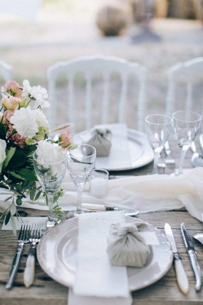 Un mariage champêtre au Comptoir Saint Hilaire dans le Gard - Décoration : Atelier Blanc - Photos : Ingrid Lepan - Blog mariage : La mariée aux pieds nus