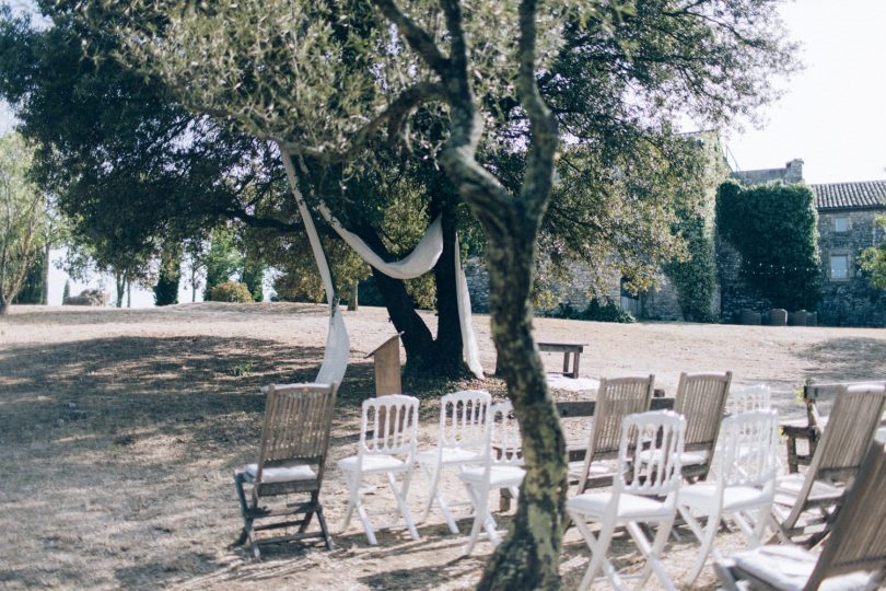 Un mariage champêtre au Comptoir Saint Hilaire dans le Gard - Décoration : Atelier Blanc - Photos : Ingrid Lepan - Blog mariage : La mariée aux pieds nus