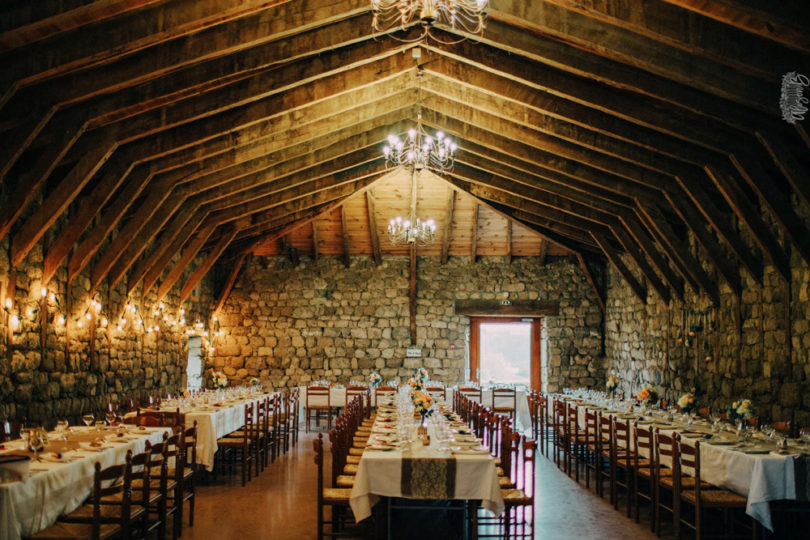 Un mariage champêtre en corail et bleu en Ardèche - A découvrir sur le blog mariage www.lamarieeauxpiedsnus.com - Photos : Alison Bounce