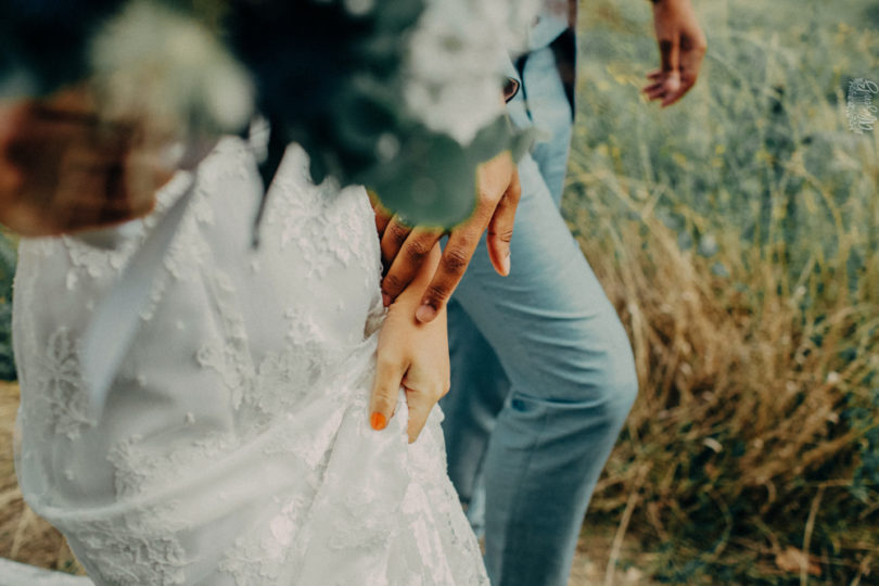 Un mariage champêtre en corail et bleu en Ardèche - A découvrir sur le blog mariage www.lamarieeauxpiedsnus.com - Photos : Alison Bounce