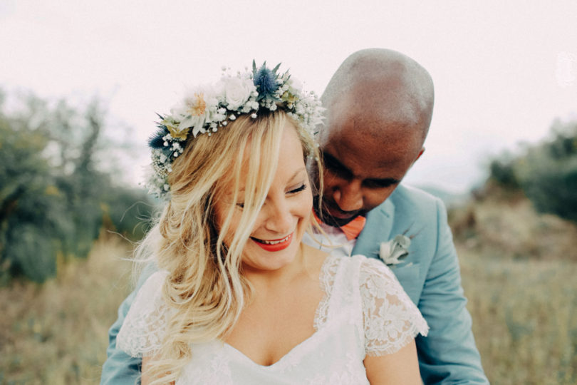 Un mariage champêtre en corail et bleu en Ardèche - A découvrir sur le blog mariage www.lamarieeauxpiedsnus.com - Photos : Alison Bounce