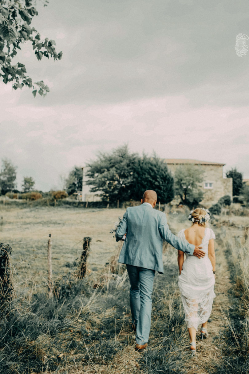 Un mariage champêtre en corail et bleu en Ardèche - A découvrir sur le blog mariage www.lamarieeauxpiedsnus.com - Photos : Alison Bounce