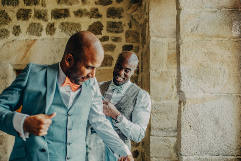 Un mariage champêtre en corail et bleu en Ardèche - A découvrir sur le blog mariage www.lamarieeauxpiedsnus.com - Photos : Alison Bounce