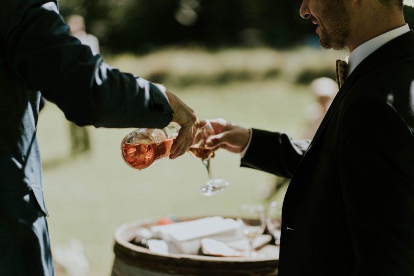 Un mariage champêtre à La Dîme de Giverny en Normandie - Photos : Madame B Photographie - Blog mariage : La mariée aux pieds nus