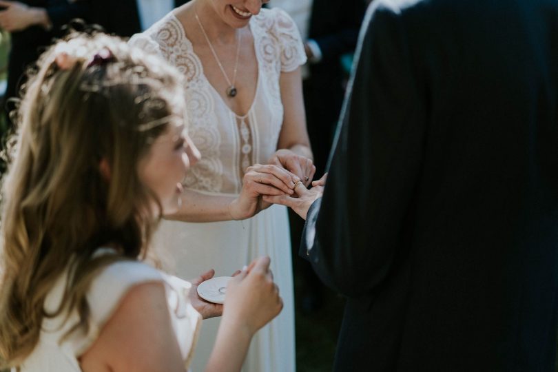 Un mariage champêtre à La Dîme de Giverny en Normandie - Photos : Madame B Photographie - Blog mariage : La mariée aux pieds nus