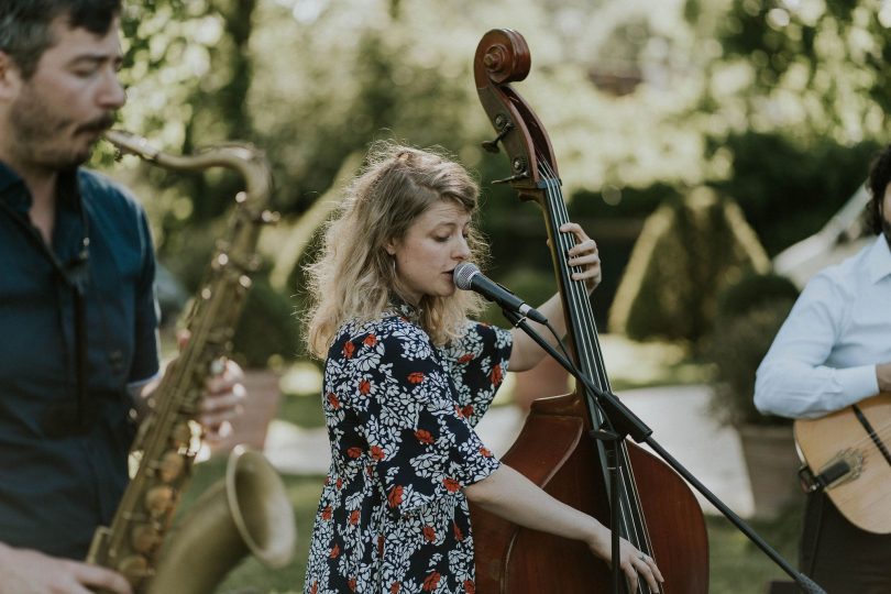 Un mariage champêtre à La Dîme de Giverny en Normandie - Photos : Madame B Photographie - Blog mariage : La mariée aux pieds nus