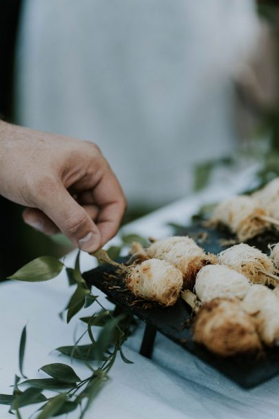 Un mariage champêtre à La Dîme de Giverny en Normandie - Photos : Madame B Photographie - Blog mariage : La mariée aux pieds nus