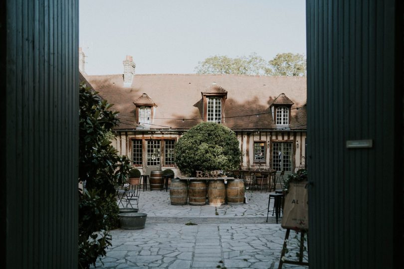 Un mariage champêtre à La Dîme de Giverny en Normandie - Photos : Madame B Photographie - Blog mariage : La mariée aux pieds nus