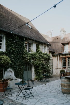 Un mariage champêtre à La Dîme de Giverny en Normandie - Photos : Madame B Photographie - Blog mariage : La mariée aux pieds nus