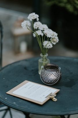 Un mariage champêtre à La Dîme de Giverny en Normandie - Photos : Madame B Photographie - Blog mariage : La mariée aux pieds nus