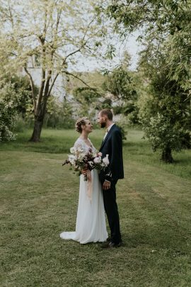 Un mariage champêtre à La Dîme de Giverny en Normandie - Photos : Madame B Photographie - Blog mariage : La mariée aux pieds nus