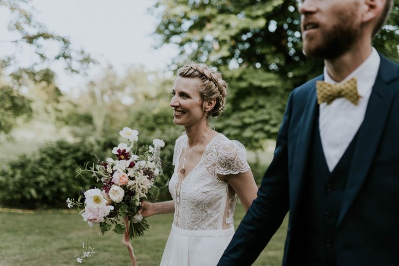 Un mariage champêtre à La Dîme de Giverny en Normandie - Photos : Madame B Photographie - Blog mariage : La mariée aux pieds nus