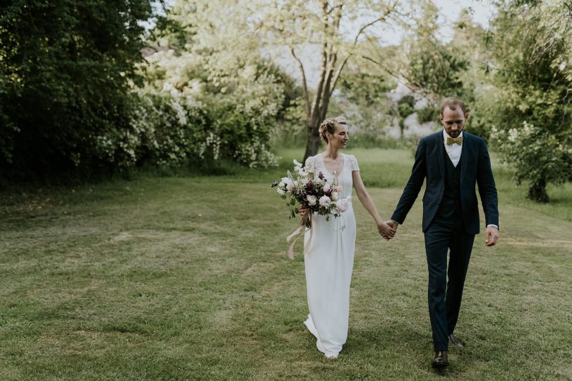 Un mariage champêtre à La Dîme de Giverny en Normandie - Photos : Madame B Photographie - Blog mariage : La mariée aux pieds nus