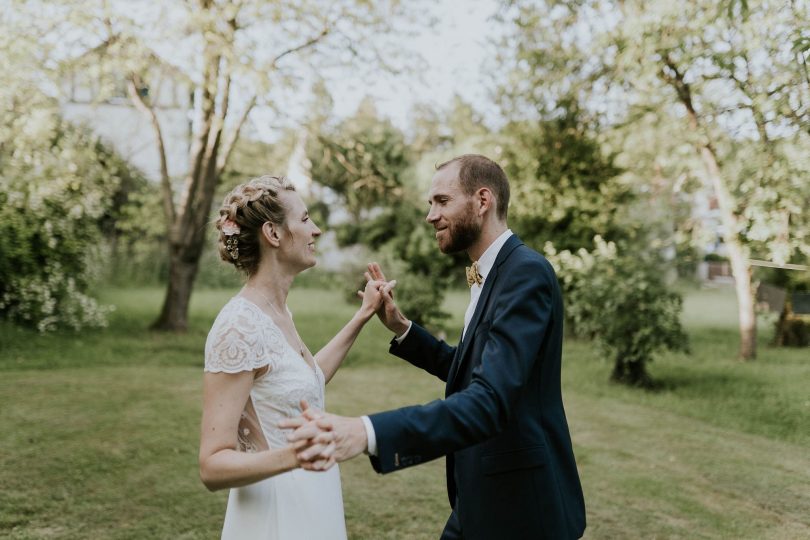 Un mariage champêtre à La Dîme de Giverny en Normandie - Photos : Madame B Photographie - Blog mariage : La mariée aux pieds nus