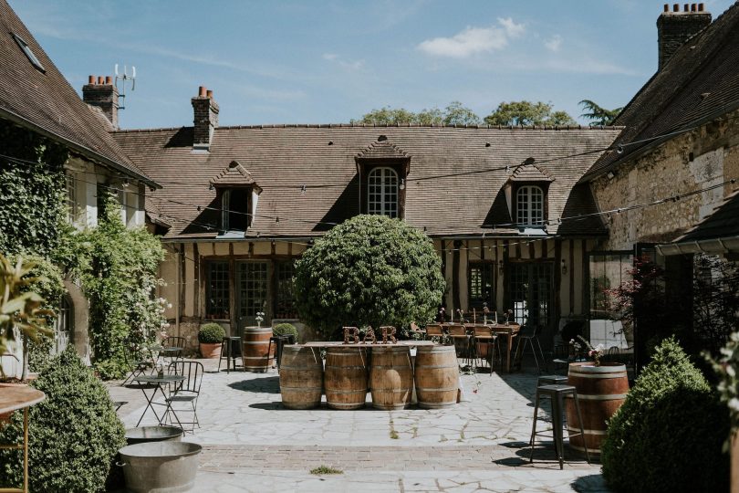 Un mariage champêtre à La Dîme de Giverny en Normandie - Photos : Madame B Photographie - Blog mariage : La mariée aux pieds nus