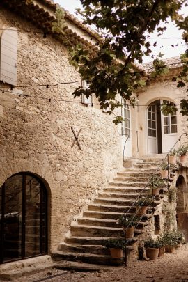Un mariage champêtre au Domaine Le Petit Roulet en Provence - Photos : Dall'k - Blog mariage : La mariée aux pieds nus