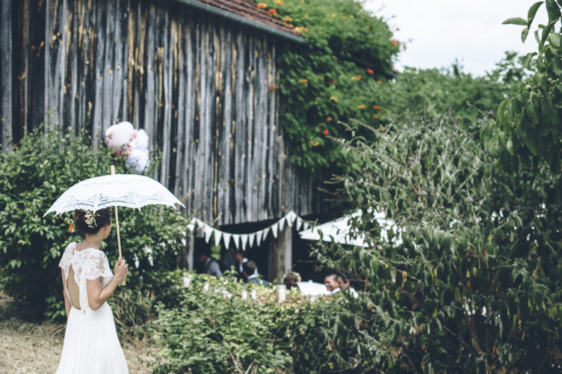 Un mariage champêtre en Dordogne - Photo : Sylvain Le Lepvrier - La mariée aux pieds nus