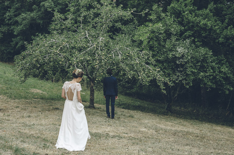 Un mariage champêtre en Dordogne - Photo : Sylvain Le Lepvrier - La mariée aux pieds nus