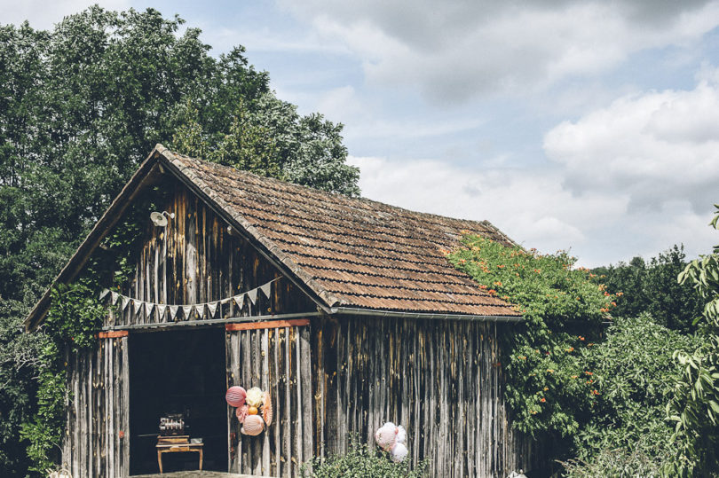 Un mariage champêtre en Dordogne - Photo : Sylvain Le Lepvrier - La mariée aux pieds nus