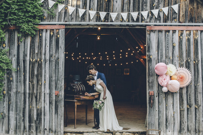 Un mariage champêtre en Dordogne - Photo : Sylvain Le Lepvrier - La mariée aux pieds nus