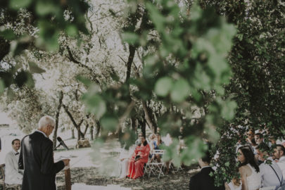 Un mariage champêtre en vert et blanc aux Domaines de Patras en Provence - A découvrir sur le blog mariage www.lamarieeauxpiedsnus.com - Photos : Lorenzo Accardi