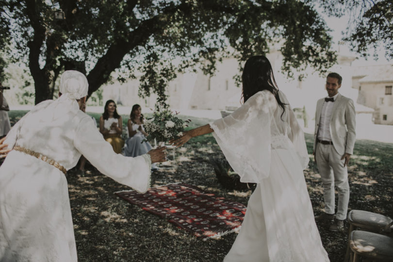 Un mariage champêtre en vert et blanc aux Domaines de Patras en Provence - A découvrir sur le blog mariage www.lamarieeauxpiedsnus.com - Photos : Lorenzo Accardi